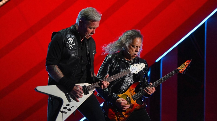 See Metallica Play 